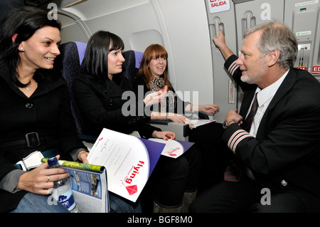 Pilot spricht mit Teilnehmer fliegen ohne Angst natürlich organisiert durch "Virgin Airlines" Stockfoto