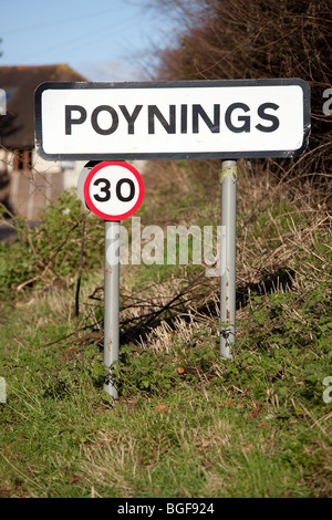 Straße oder Begrenzung Zeichen markieren den Eingang zum Sussex Dorf von Poynings Stockfoto