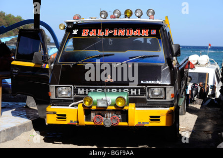 Typische LKW am Strand Padang Bai, Bali, Indonesien Stockfoto