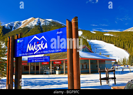 Melden Sie am Eingang zur Talstation des Skigebiets Nakiska im Winter an den Hängen des Mount Allan (2789 m/9150 Füße Stockfoto