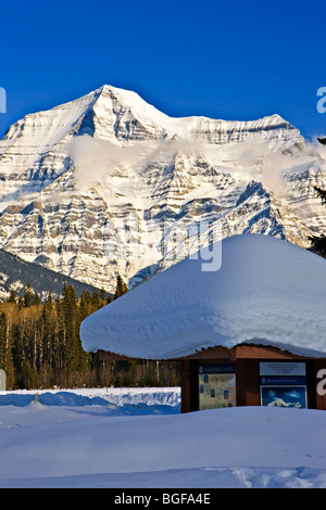 Schneebedeckten Mount Robson (3954 m/12972 Fuß) überragt eine Besucher-Informations-Kiosk im Mount Robson Provincial Park, Brit Stockfoto