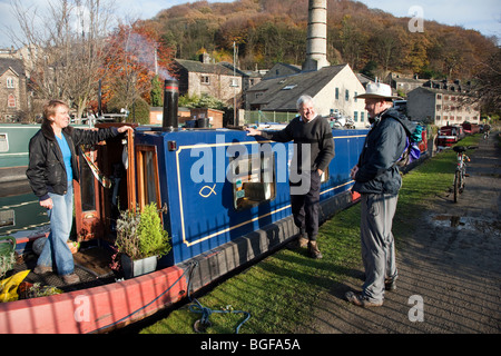 Bargeees gefesselt auf dem Rochdale Kanal, Hebden Bridge, Halifax, Yorkshire Stockfoto