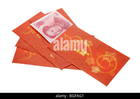 Chinese New Year rote Pakete und Renminbi Währung auf weißem Hintergrund Stockfoto