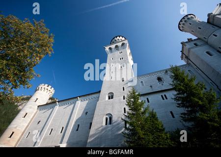 Niedrigen Winkel Ansicht von Schloss Neuschwanstein in Bayern, Deutschland Stockfoto