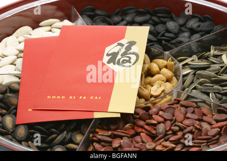 Chinese New Year rote Pakete auf Snacks Tablett auf weiß Stockfoto