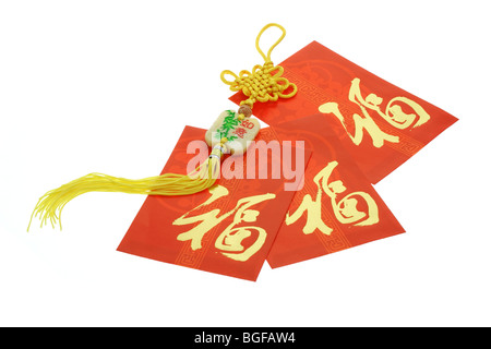 Chinese New Year rote Pakete und Ornament auf weißem Hintergrund Stockfoto