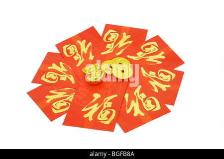 Chinesische rote Pakete und Schmuck aus gold Barren und Münzen Stockfoto