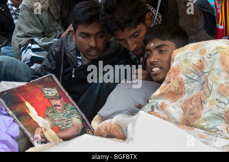 Tamil Mann in den Hungerstreik getreten, als das Militär in Sri Lanka schließen Tamil Tigers und tamilischen Zivilisten, mit Anhänger Stockfoto