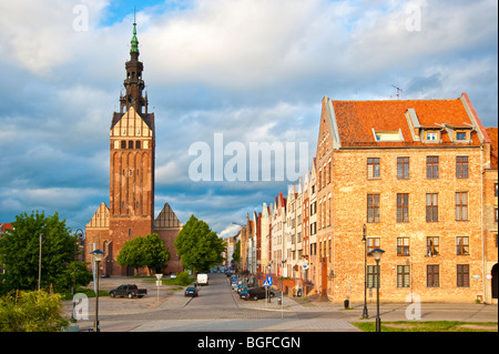 Fasades von Häusern und St. Nikolaus-Kathedrale am restauriert alte Stadt Elblag, Polen | Edelstahlsockel, Häuser, Nikolai Kirche, Elbing Stockfoto