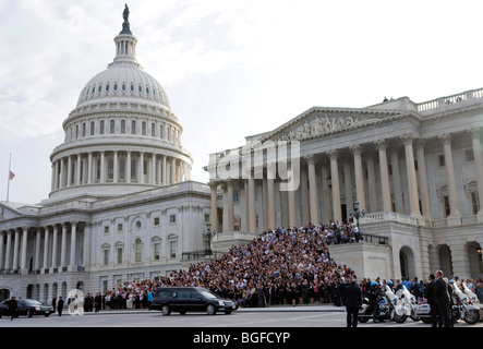 29. August 2009 – Washington, D.C. – die Trauerprozession von Senator Edward Kennedy hält vor der Senatskammer des Kapitolgebäudes der Vereinigten Staaten für eine kurze Gebetswache. Nach dem Verlassen des Capitol Kennedy Körper wird zum Arlington National Cemetery gebracht werden, um neben seinen Brüdern John und Robert begraben werden. Stockfoto