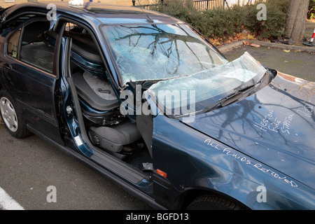 Die Überreste eines Autos aufgeschnitten (Dach entfernt) durch die Londoner Feuerwehr bei einem Brand Bewusstsein Sicherheitstag in Feltham, Middx. Stockfoto