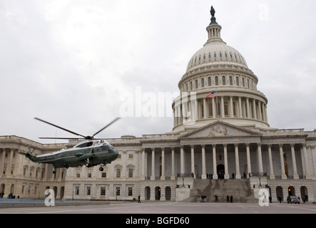 Ein Marine One Hubschrauber praktiziert eine Landung auf dem US Capitol Building. Stockfoto