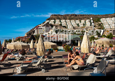 Skandinavischen Touristen genießen Sie die Wintersonne im Sunprime Riviera Beach & Spa in Playa del Cura auf Gran Canaria Stockfoto