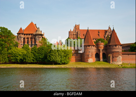 Kreuzritter Schloss Marienburg, Fluss Nogat, Pommern, Polen | Marienburg, Ordensburg, Pommern, Polen Stockfoto