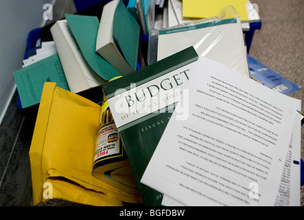 20. Mai 2009 – Washington, D.C. – EINE noch in der Verpackung stehende, weggeworfene Kopie des Bundeshaushalts sitzt in einem Papierkorb vor einem Büro im Dirksen Senatsgebäude. Stockfoto