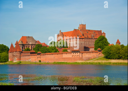 Kreuzritter Schloss Marienburg, Fluss Nogat, Pommern, Polen | Marienburg, Ordensburg, Pommern, Polen Stockfoto