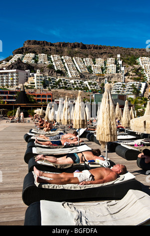 Skandinavischen Touristen genießen Sie die Wintersonne im Sunprime Riviera Beach & Spa in Playa del Cura auf Gran Canaria Stockfoto