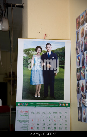 Kalender von König Rama IX und Frau im Shop in Phuket Stockfoto