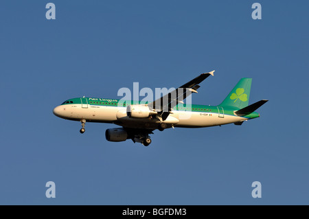 Aer Lingus Airbus A320 Flugzeuge EI-EDP nahenden internationalen Flughafen Birmingham, UK Stockfoto