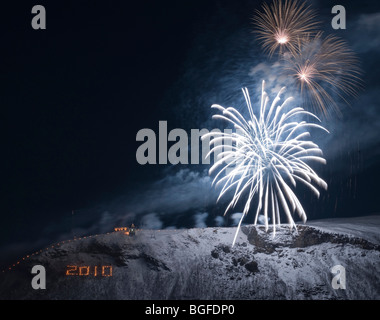 Feuerwerk von einem Berg mit Blick auf die Stadt Tromsö in Nord-Norwegen auf Silvester Stockfoto
