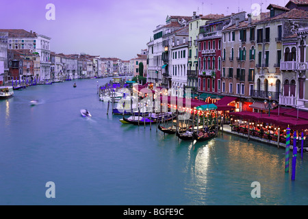 Blick auf den Canal Grande vom Rialto-Brücke (Ponte di Rialto), Venedig, Veneto, Italien Stockfoto