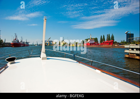 Charter-Yacht nähert sich der Hafen von Danzig am Martwa Wisla, Pommern, Polen | Yacht Vor Dem Hafen von Danzig, Polen Stockfoto