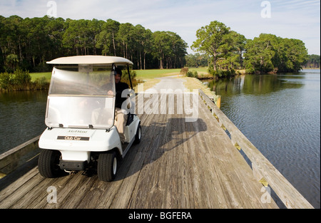 See - Jekyll Island, Georgia USA Golfwagen auf Brücke überfahren Stockfoto