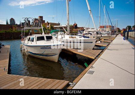 Yachten in der Marina Gdansk, Polen fixiert auf schwimmenden Bühnen am Fluss Moltlawa | Yachthafen-Danzig Stockfoto