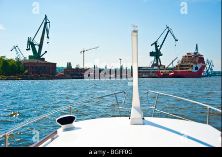 Bogen der Charteryacht nähert sich der Hafen von Danzig am Martwa Wisla, Pommern, Polen | Yacht Vor Dem Hafen von Danzig, Polen Stockfoto