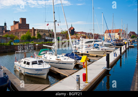 Yachten in der Marina Gdansk, Polen fixiert auf schwimmenden Bühnen am Fluss Moltlawa | Yachthafen-Danzig Stockfoto