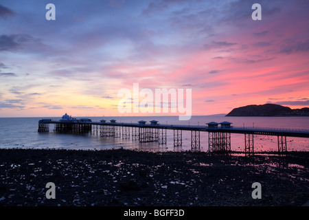 Llandudno Pier am roten Himmel des Sonnenaufgangs. Stockfoto