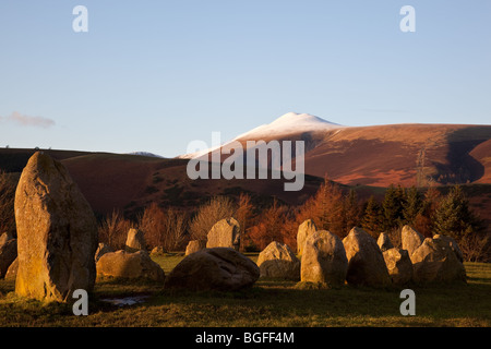 Castlerigg Stone Circle mit Skiddaw kleiner Mann im Hintergrund, Lake District, Cumbria Stockfoto