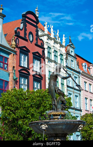 Neptun-Brunnen, Fassaden und Giebel der Kaufmannshäuser in der historischen Altstadt von Danzig, Polen | Neptun-Brunnen, Danzig, Polen Stockfoto