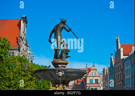 Neptun-Brunnen, Fassaden und Giebel der Kaufmannshäuser in der historischen Altstadt von Danzig, Polen | Neptun-Brunnen, Danzig, Polen Stockfoto