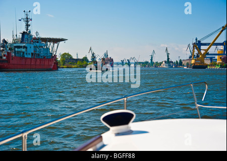 Charter-Yacht nähert sich der Hafen von Danzig am Martwa Wisla, Pommern, Polen | Yacht Vor Dem Hafen von Danzig, Polen Stockfoto