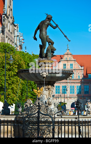 Neptun-Brunnen, Fassaden und Giebel der Kaufmannshäuser in der historischen Altstadt von Danzig, Polen | Neptun-Brunnen, Danzig, Polen Stockfoto