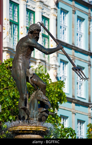 Neptun-Brunnen, Fassaden und Giebel der Kaufmannshäuser in der historischen Altstadt von Danzig, Polen | Neptun-Brunnen, Danzig, Polen Stockfoto