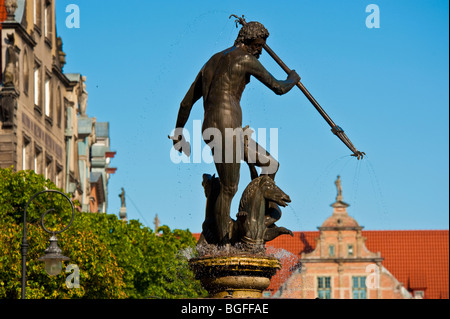 Neptun-Brunnen, Fassaden und Giebel der Kaufmannshäuser in der historischen Altstadt von Danzig, Polen | Neptun-Brunnen, Danzig, Polen Stockfoto