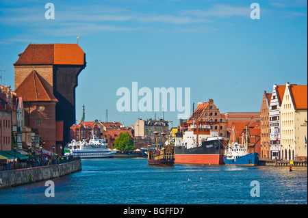 Alte Schiffe am Moltlawa Fluss vor historischen Kran Tor zur Altstadt von Danzig | Krantor Danzig-Altstadt Stockfoto