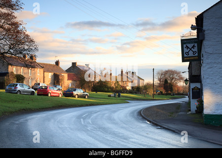 am frühen Morgen Strassenszene in Bellerby zeigt leere Straßen. Stockfoto