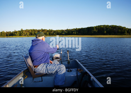 Senior ältere erfahrene Angelführer casting kämpfen kämpfen Fische Hecht Stockfoto