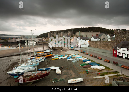 Hafen-Szene in Conwy vor das Morgenlicht,, Boote am Hafen bei Ebbe mit Conwy Castle im Hintergrund. Stockfoto