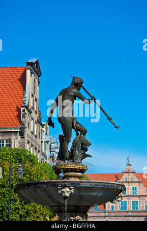 Neptun-Brunnen, Fassaden und Giebel der Kaufmannshäuser in der historischen Altstadt von Danzig, Polen | Neptun-Brunnen, Danzig, Polen Stockfoto