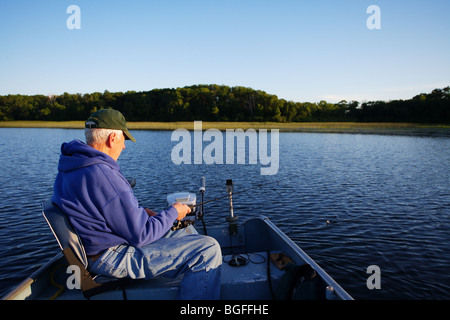 Senior ältere erfahrene Angelführer casting kämpfen kämpfen Fische Hecht Stockfoto