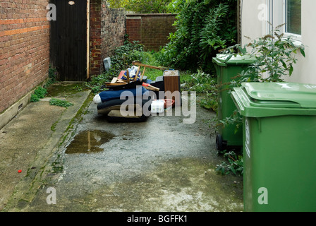 Müll in einem Haufen außerhalb einer Wohnung in Portsmouth Stockfoto