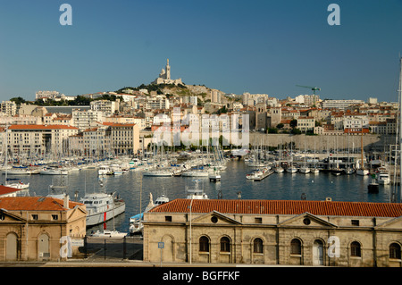 Skyline, Panorama oder Panoramablick über den Vieux Port, den alten Hafen, Hafen oder Hafen, Marseille oder Marseille, Provence, Frankreich Stockfoto