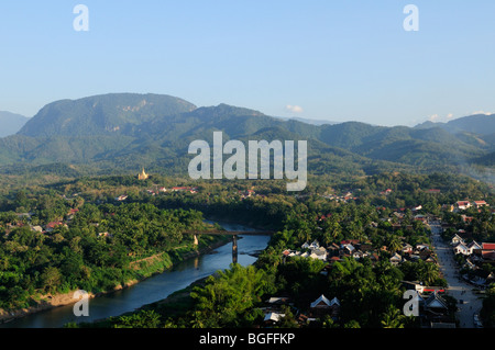 Laos; Luang Prabang; Blick auf die Stadt und Nam Khan Fluss von Phu Si Hügel im Zentrum Stadt Stockfoto