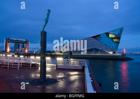 Die Tiefe, Aquarium am Rumpf, und "Voyage" Statue von Steinnun Thorarinsdottir, Humberside, East Yorkshire, UK Stockfoto