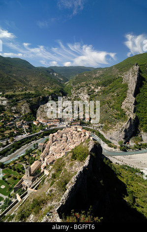 Luftaufnahme über die befestigte Stadt Entrevaux & das Flusstal oberen Var, Alpes-de-Haute-Provence, Frankreich Stockfoto