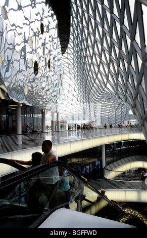 Innenansicht des Einkaufszentrums MyZeil im Rahmen des Palais Quartier in der deutschen Stadt Frankfurt. Stockfoto